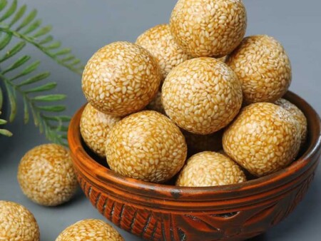 সাদা তিলের নাড়ু